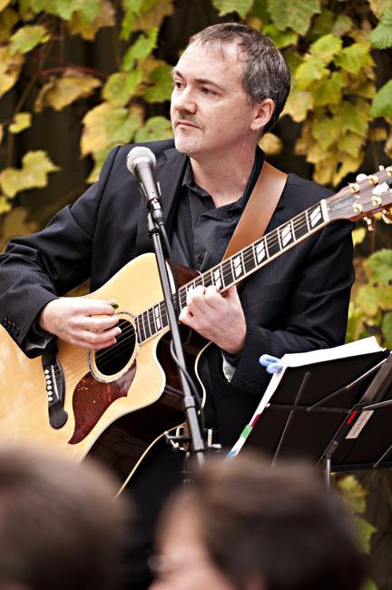 Dave Milliken playing at the wedding of Nicola De Angelis